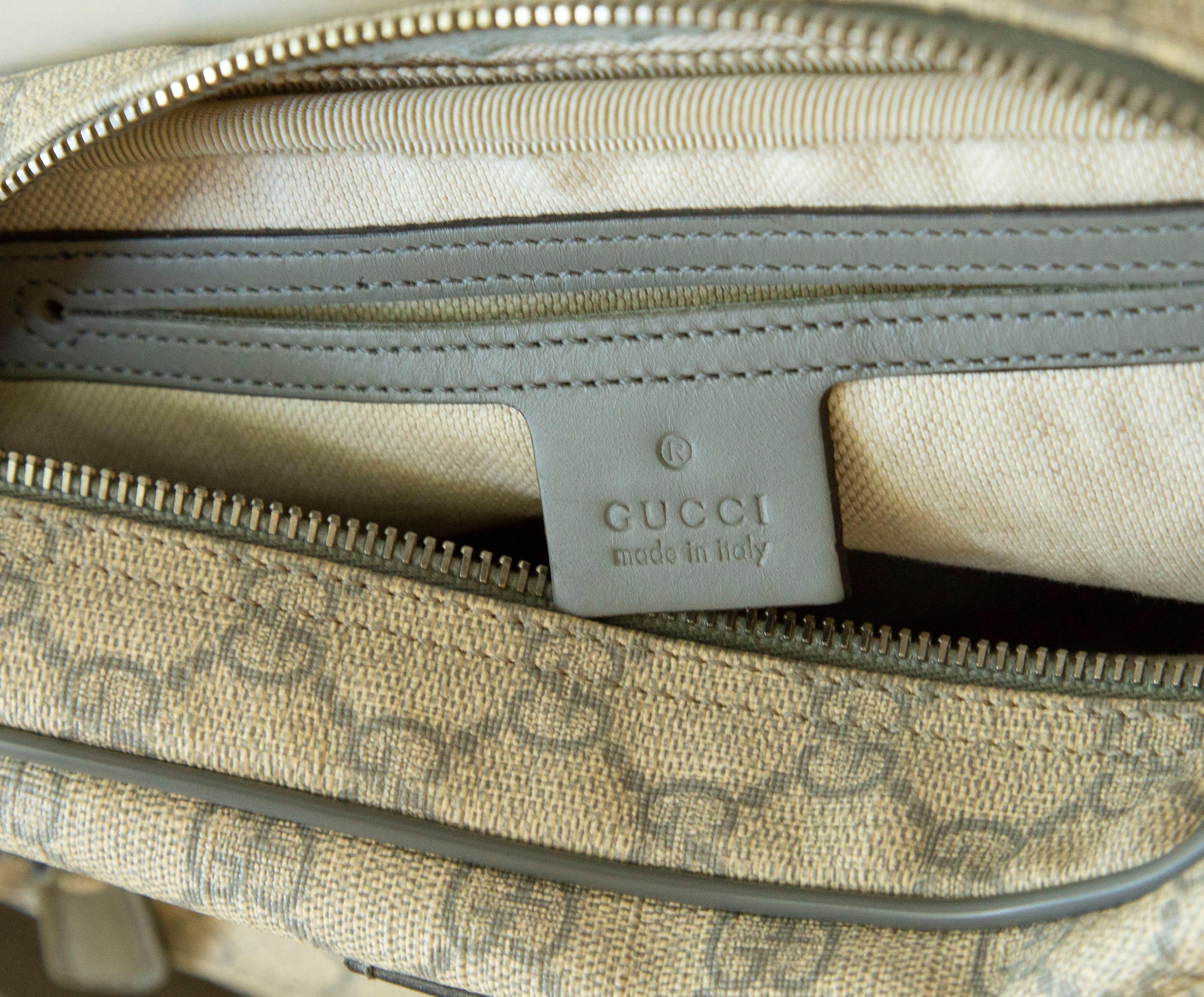 Gucci - Sac de messager gris en toile enduite GG en vente 7