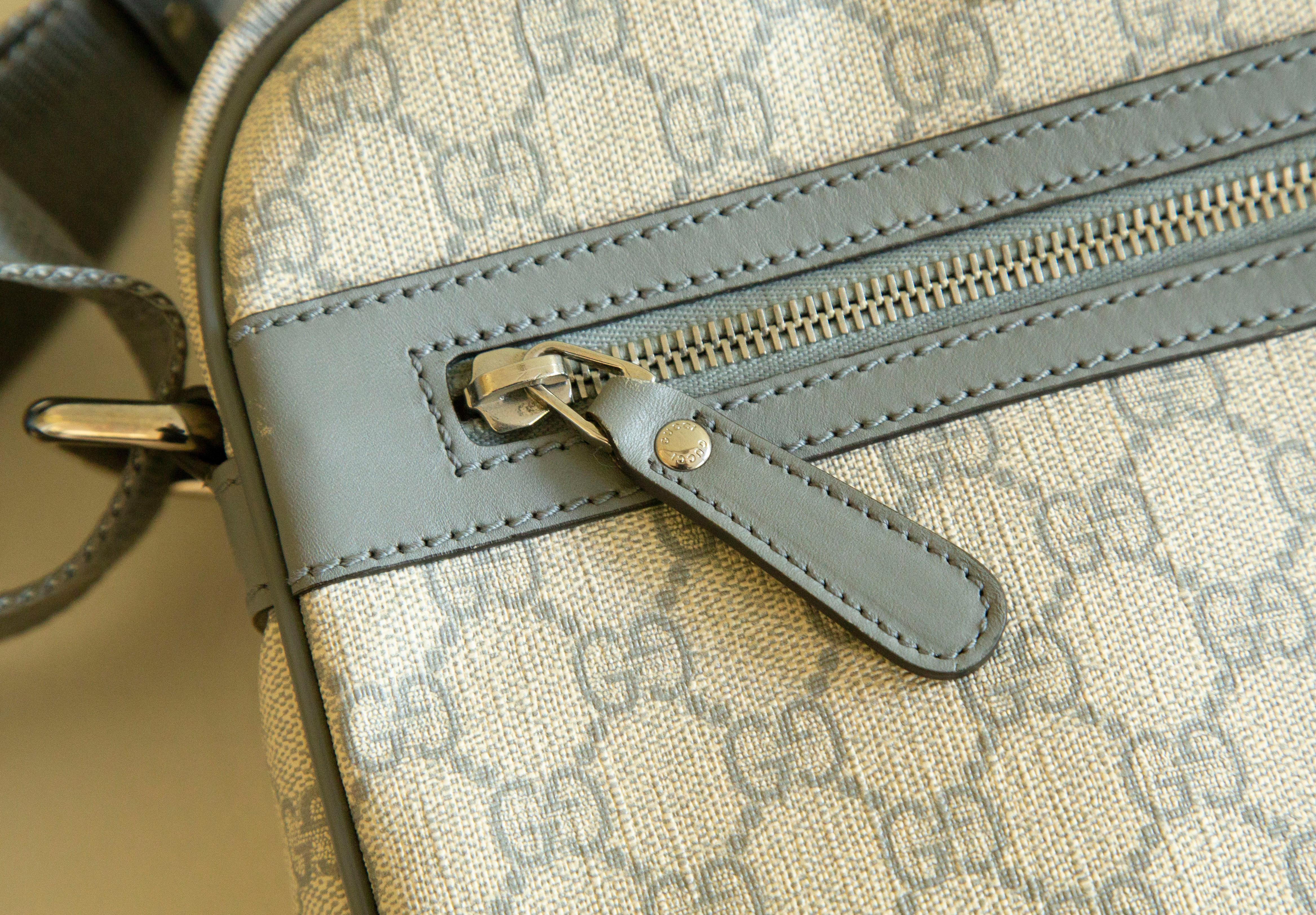 Gucci Messenger Bag Grau GG aus beschichtetem Segeltuch im Angebot 9