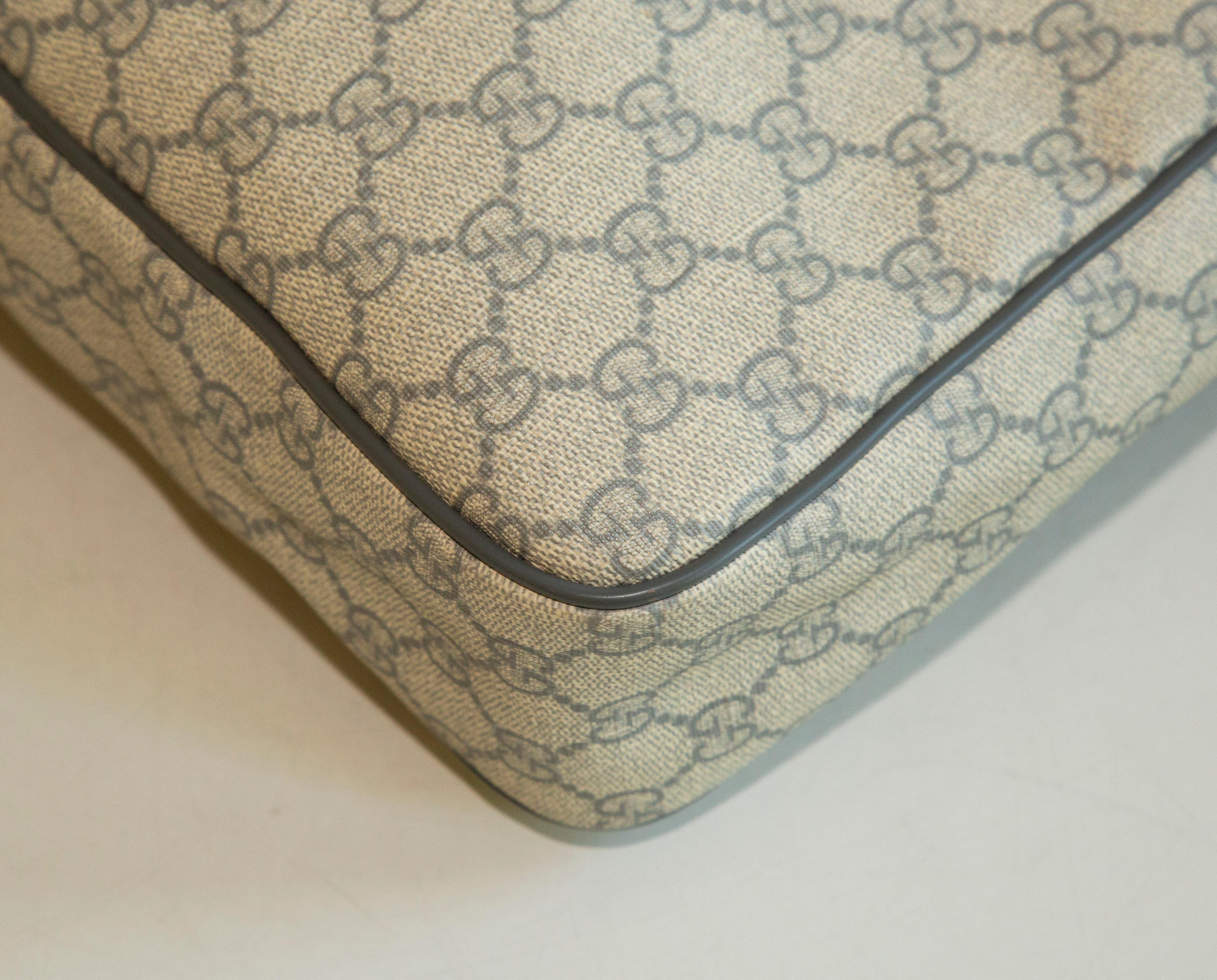 Gucci Messenger Bag Grau GG aus beschichtetem Segeltuch im Angebot 10