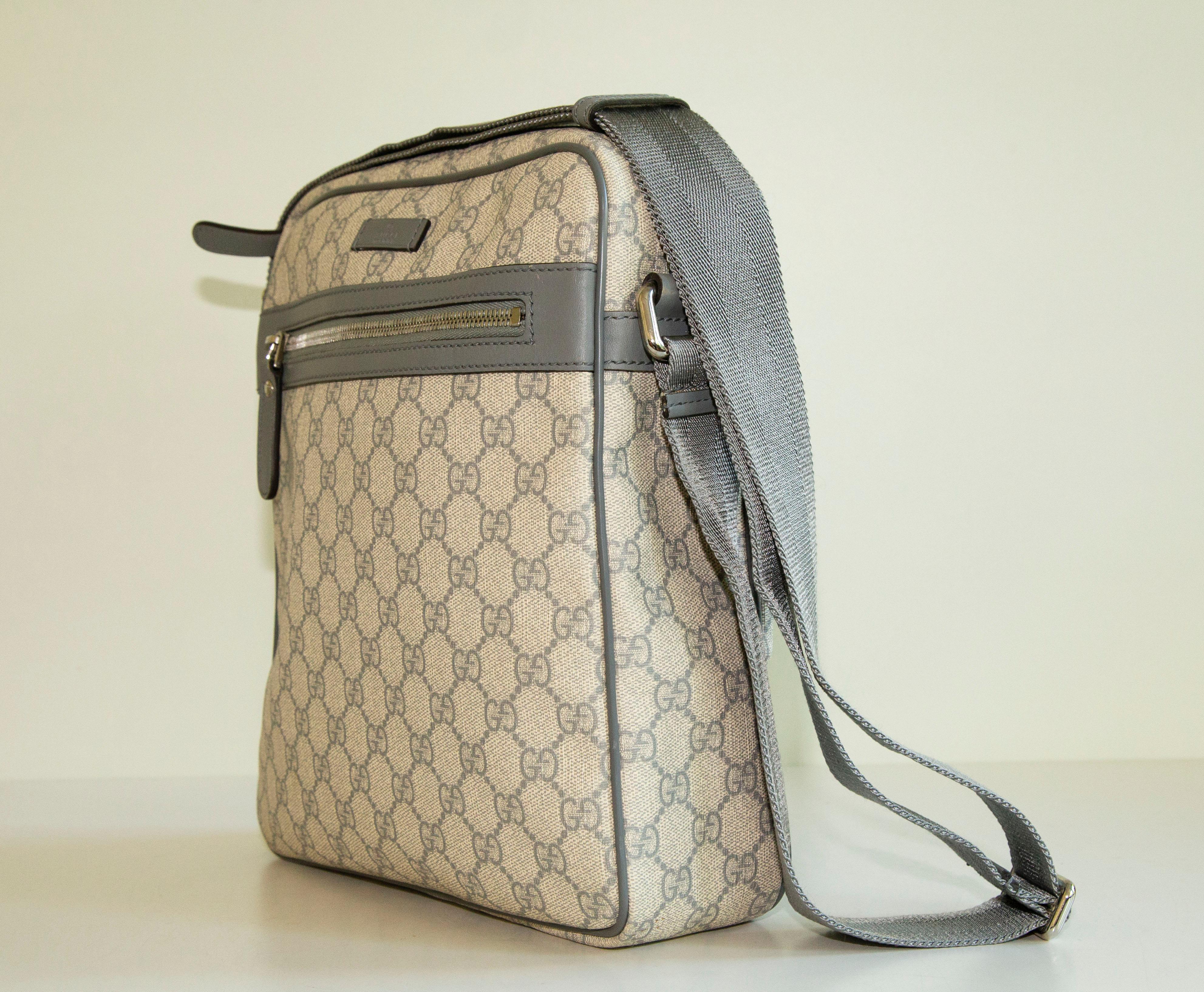 Gucci Messenger Bag Grau GG aus beschichtetem Segeltuch (Beige) im Angebot
