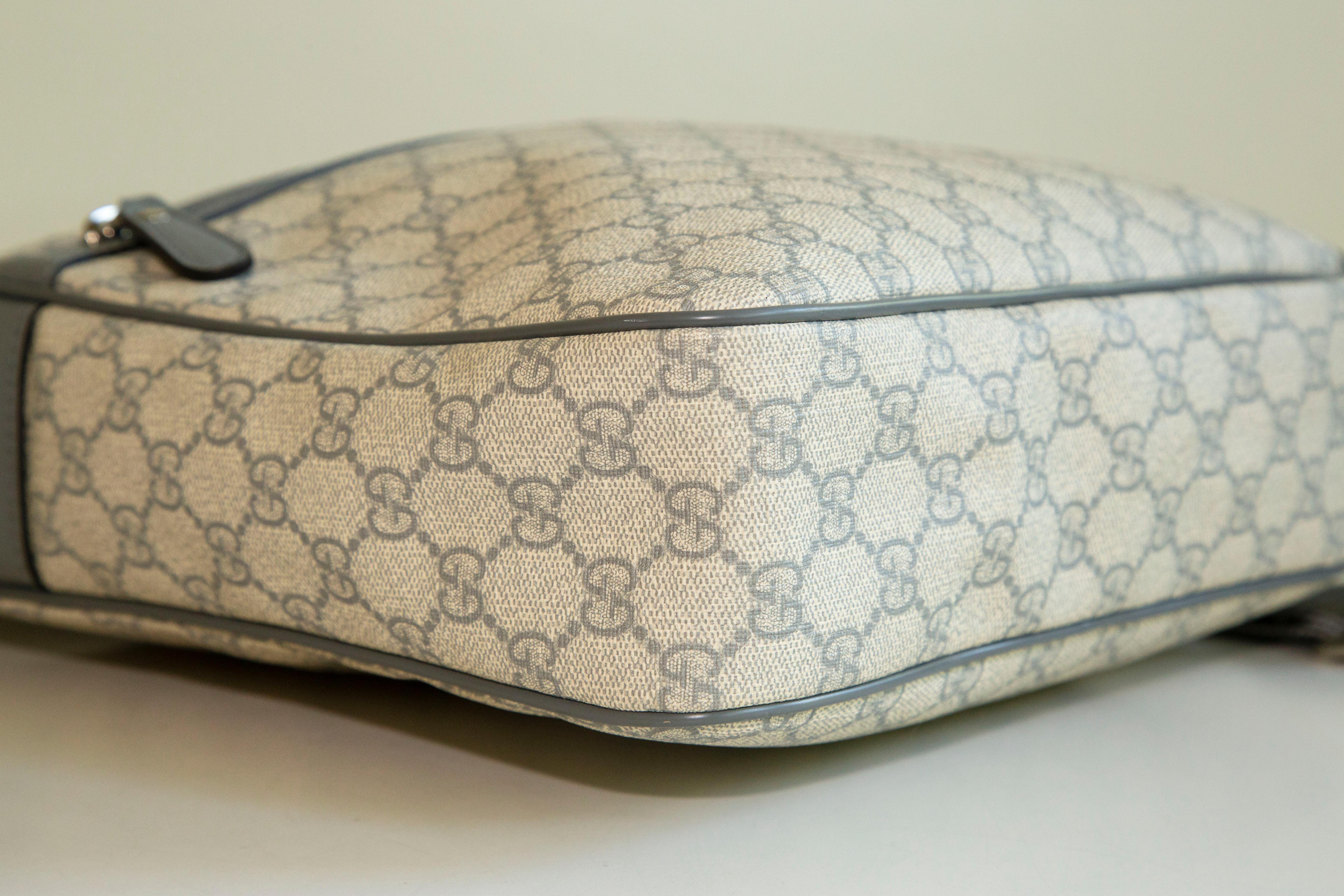 Gucci Messenger Bag Grau GG aus beschichtetem Segeltuch für Damen oder Herren im Angebot