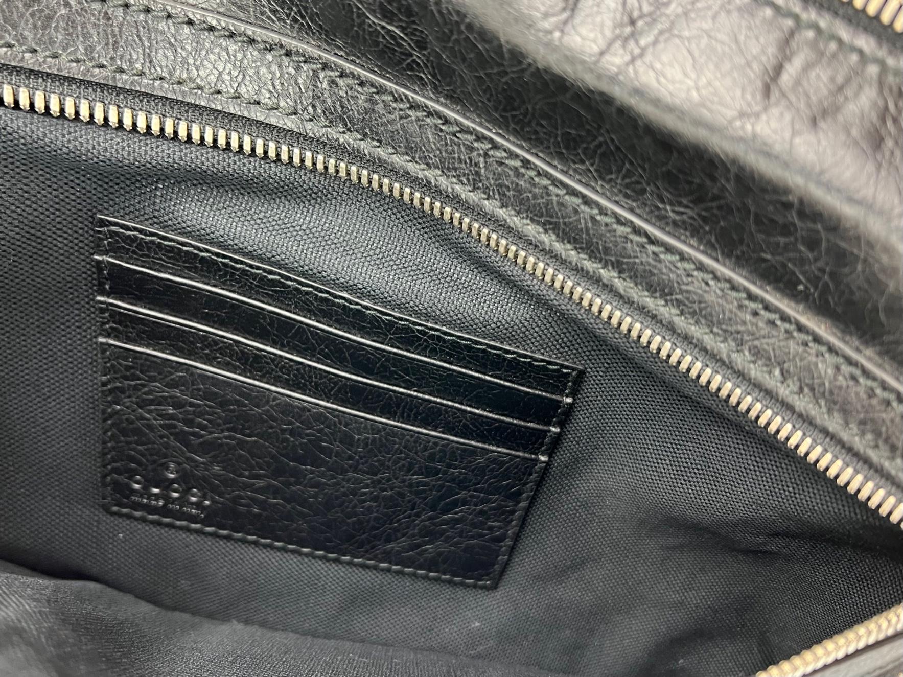 Gucci - Sac à bandoulière en cuir noir « Interlocking G » porté épaule en vente 5