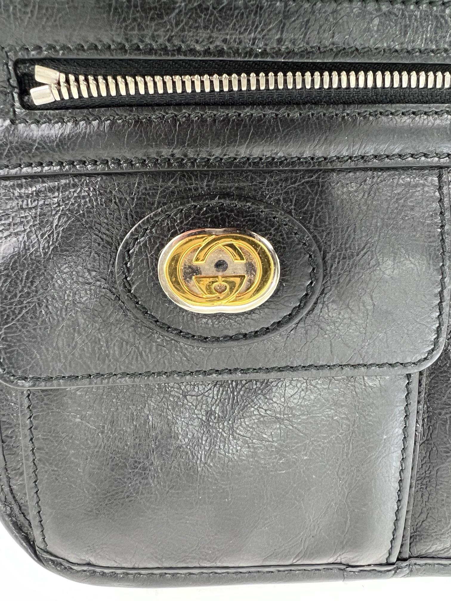 Gucci - Sac à bandoulière en cuir noir « Interlocking G » porté épaule en vente 6