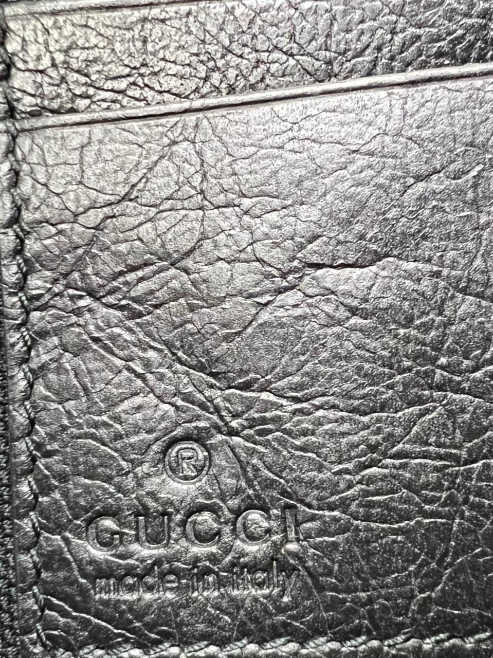 Gucci - Sac à bandoulière en cuir noir « Interlocking G » porté épaule en vente 7