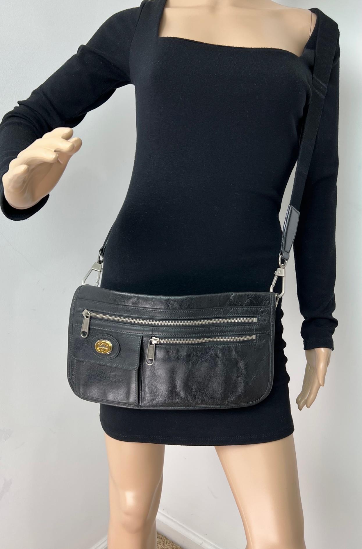Noir Gucci - Sac à bandoulière en cuir noir « Interlocking G » porté épaule en vente