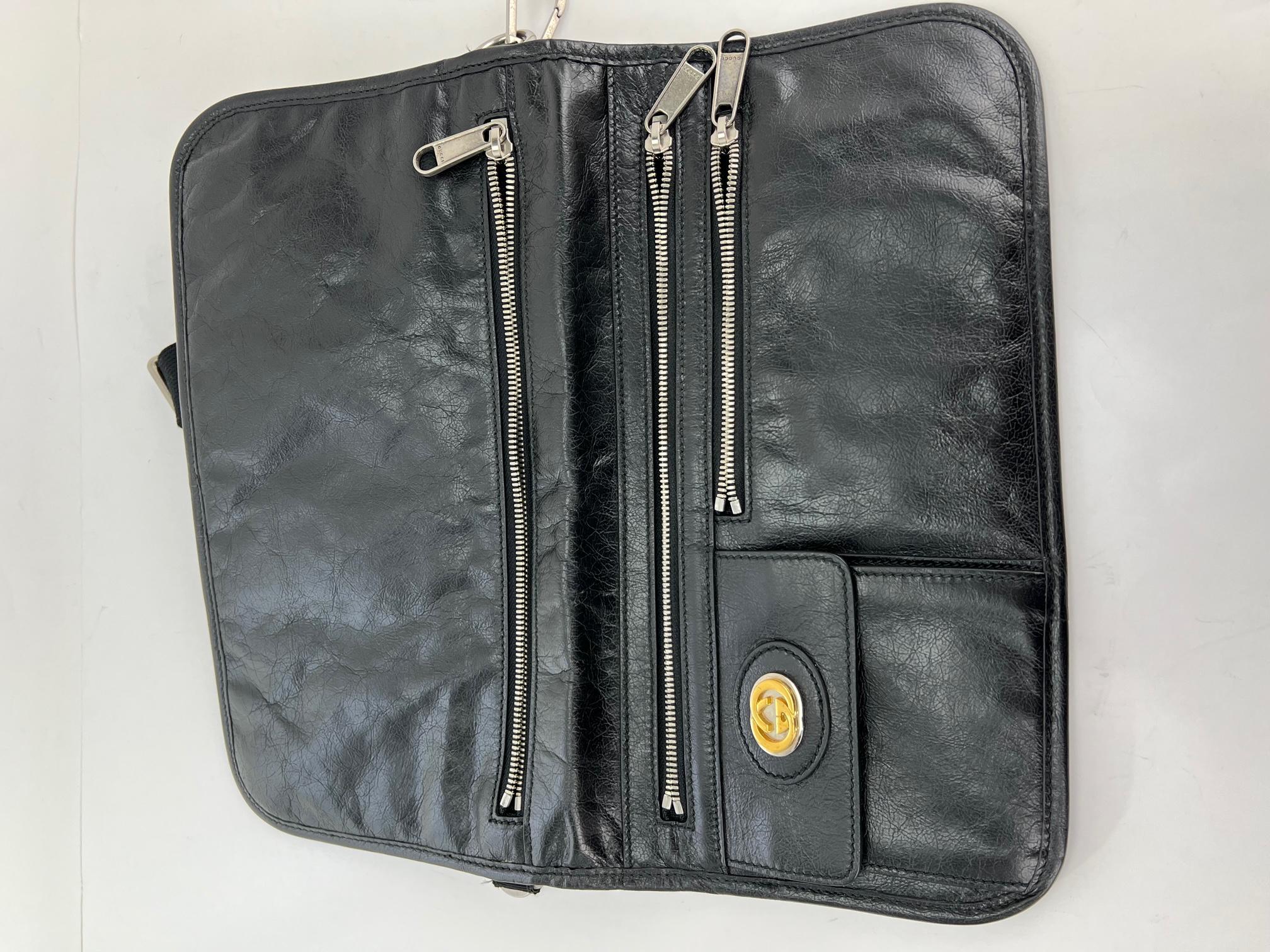 Gucci - Sac à bandoulière en cuir noir « Interlocking G » porté épaule en vente 4