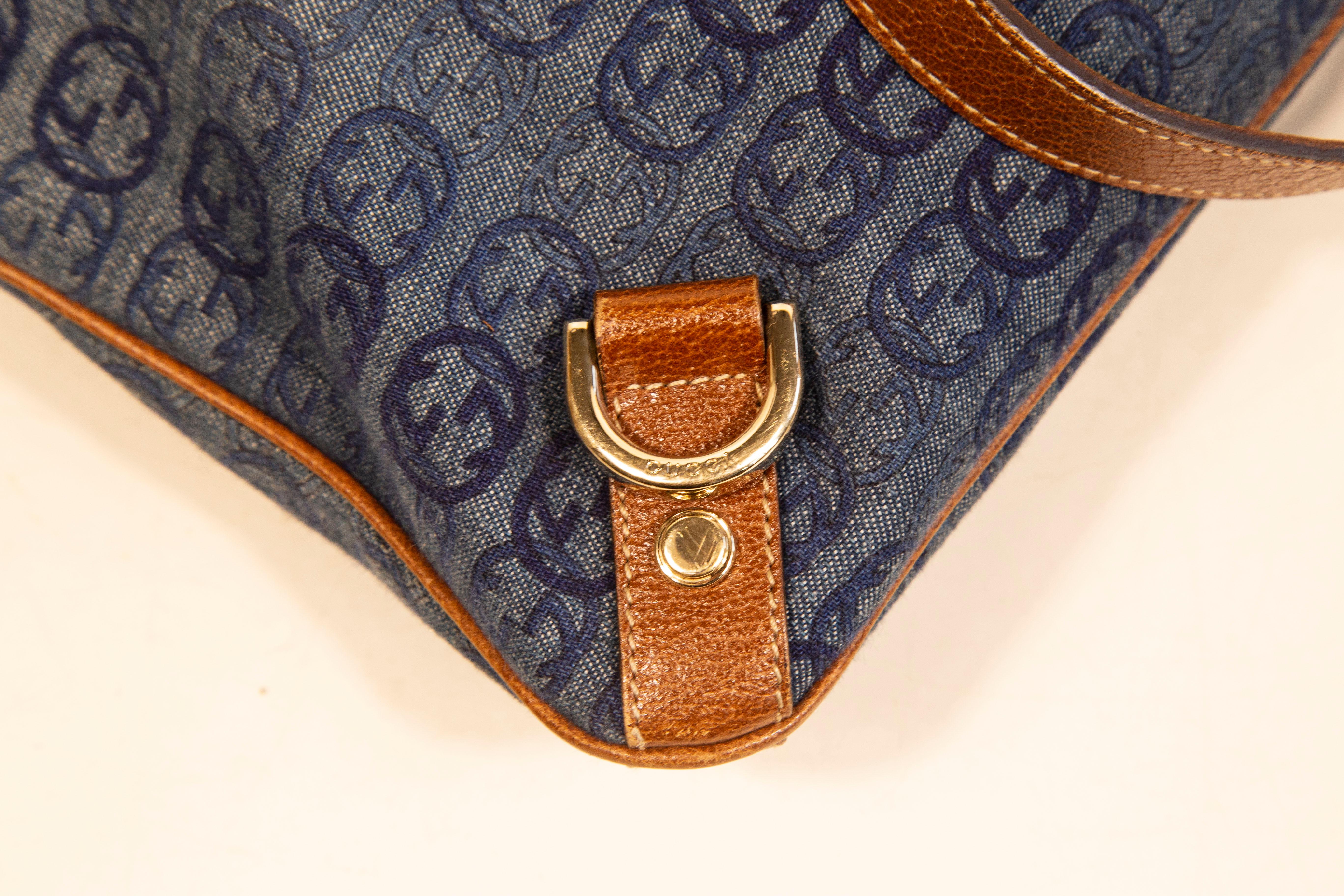 Gucci Messenger Mag en toile bleue/Jeans avec motif GG imbriqué en vente 6