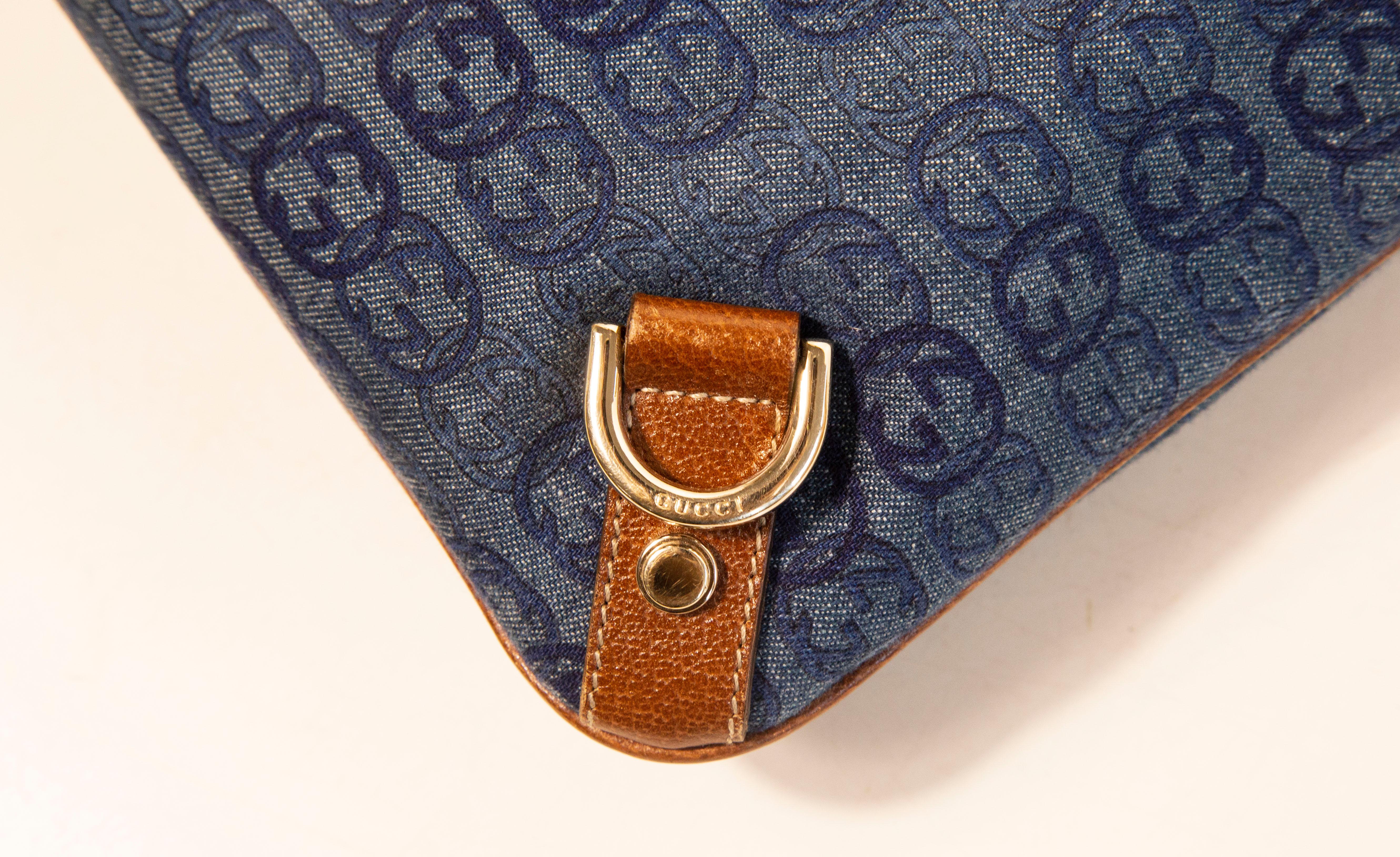 Gucci Messenger Mag en toile bleue/Jeans avec motif GG imbriqué en vente 7