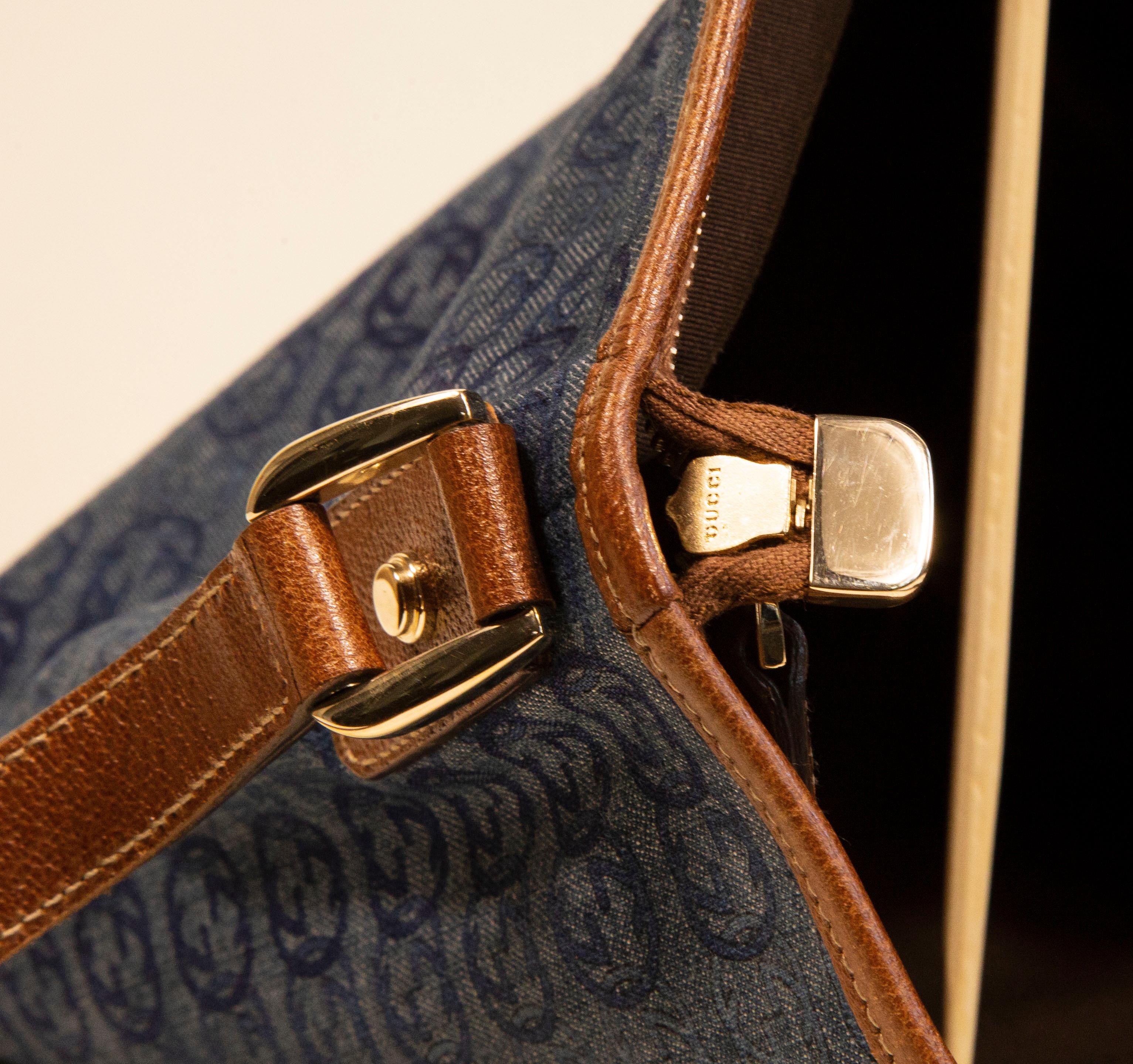 Gucci Messenger Mag en toile bleue/Jeans avec motif GG imbriqué en vente 9