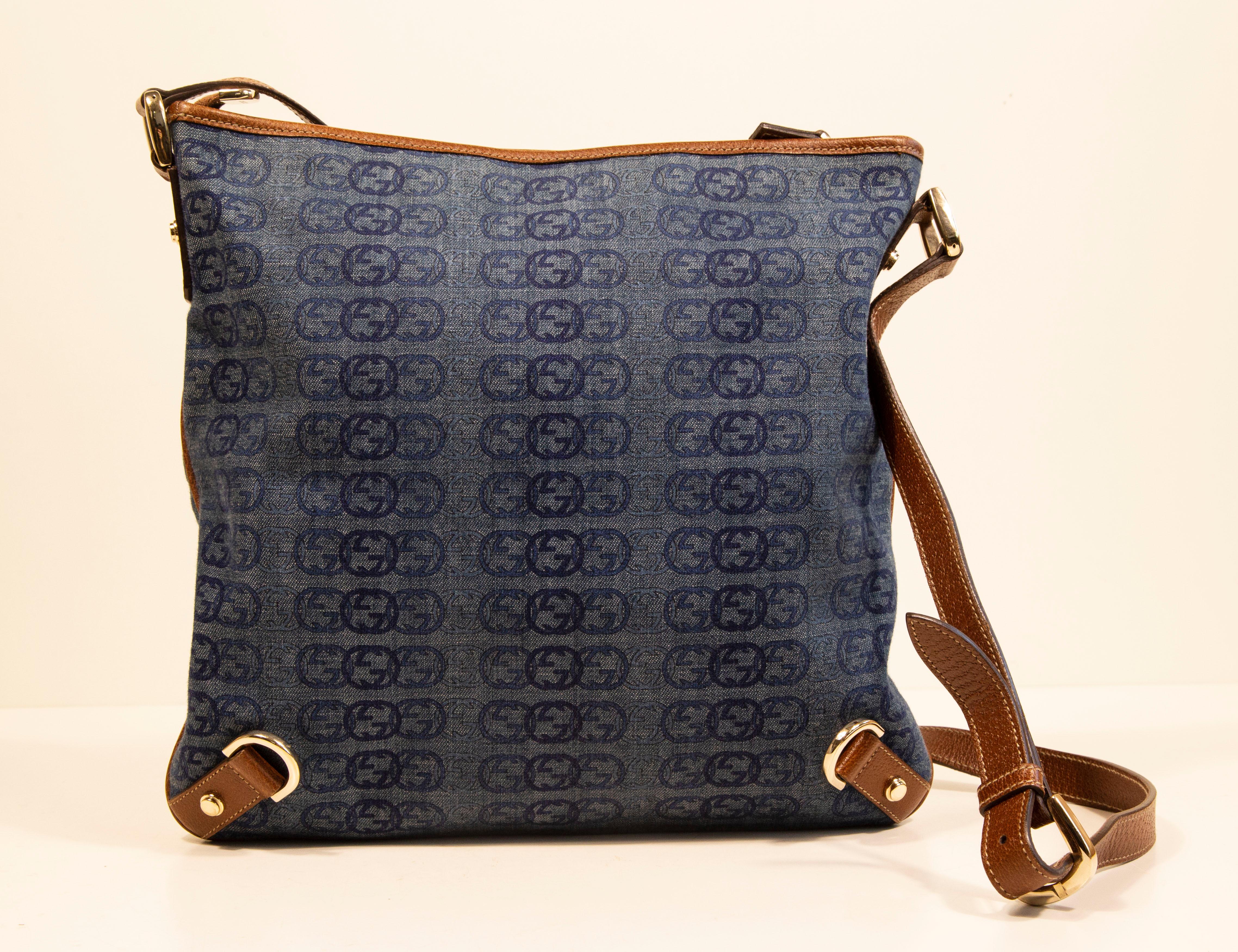 Gucci Messenger Mag in Blue canvas/Jeans with interlocking GG Pattern In Excellent Condition For Sale In Arnhem, NL