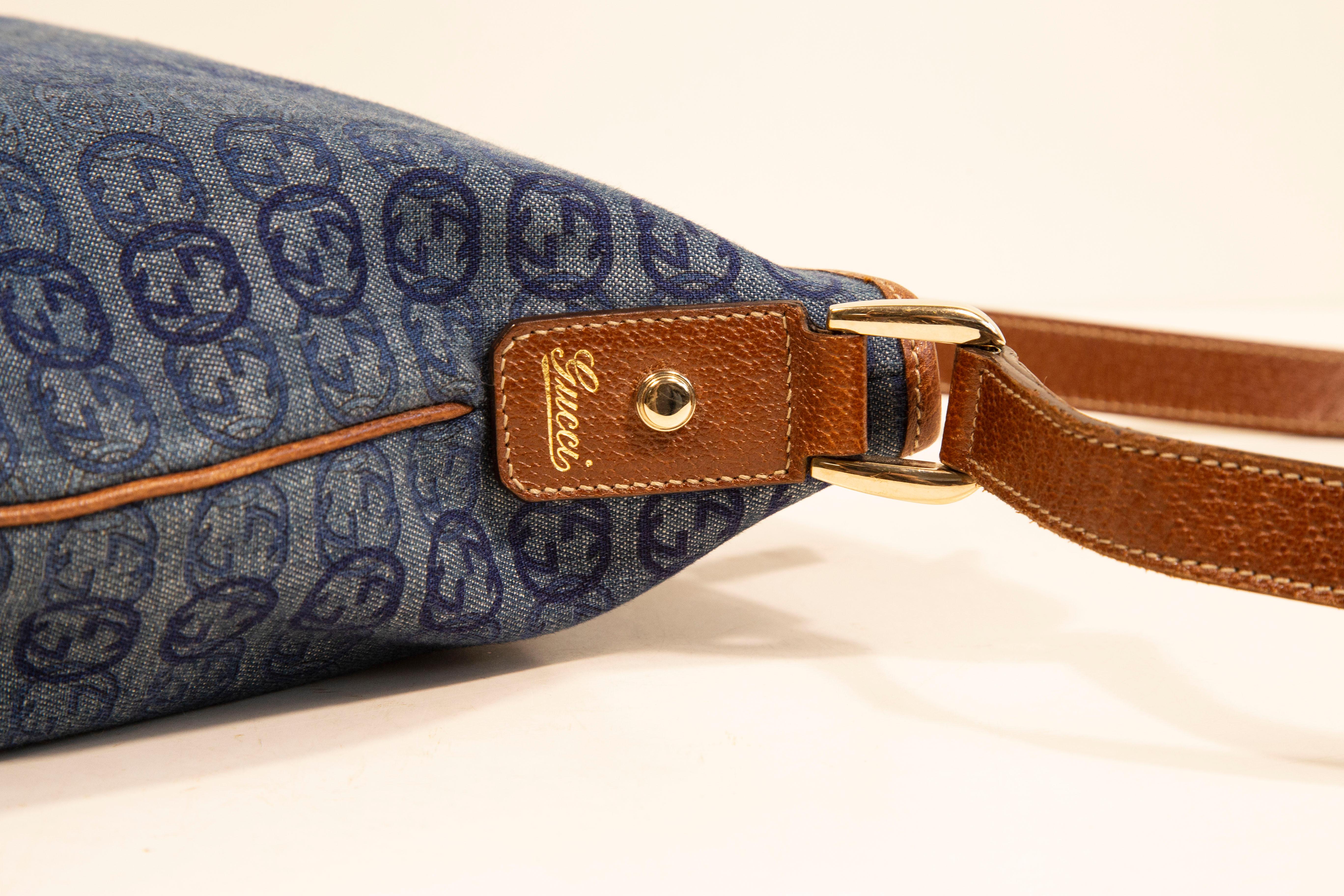 Gucci Messenger Mag en toile bleue/Jeans avec motif GG imbriqué Unisexe en vente