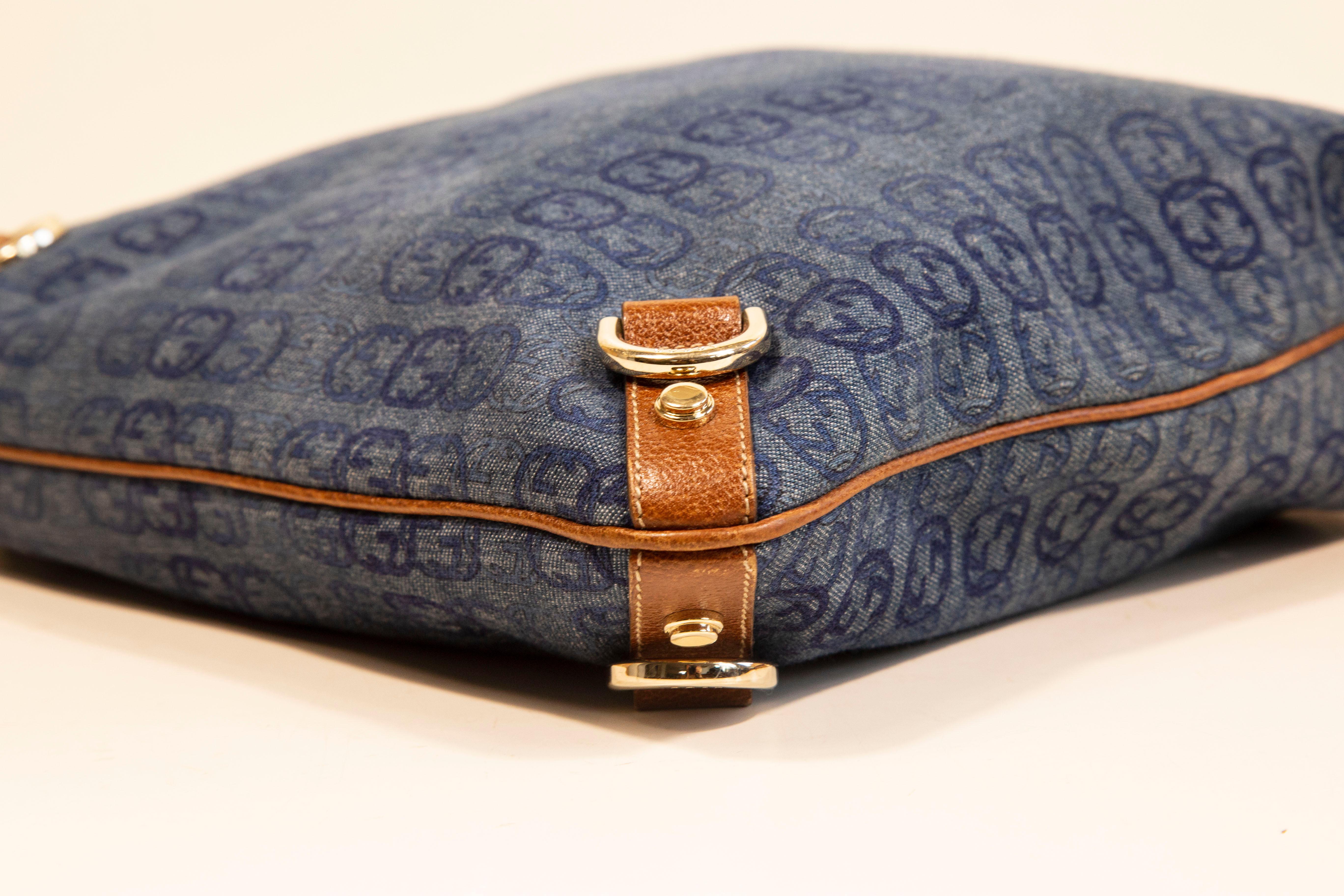 Gucci Messenger Mag en toile bleue/Jeans avec motif GG imbriqué en vente 1
