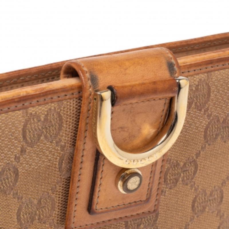 Confectionné en toile GG et en cuir, ce magnifique portefeuille continental de Gucci arbore un ravissant extérieur beige métallisé. Le rabat fin est rehaussé d'un anneau en D doré gravé du nom de la marque qui s'ouvre sur un intérieur en cuir équipé