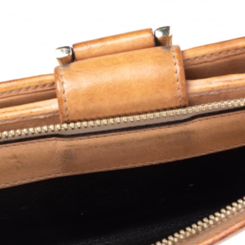 Gucci - Portefeuille continental D Ring en toile et cuir beige métallisé GG État moyen à Dubai, Al Qouz 2
