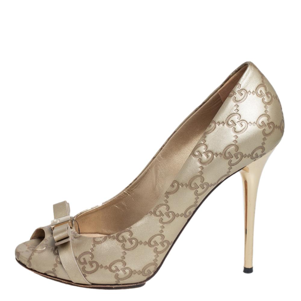 These pumps from Gucci are simply gorgeous. Luxuriously crafted from Guccissima leather and balanced on 11 cm heels, the pumps are high in both style and comfort. Little bow details are perched above the peep toes as a finishing touch.

