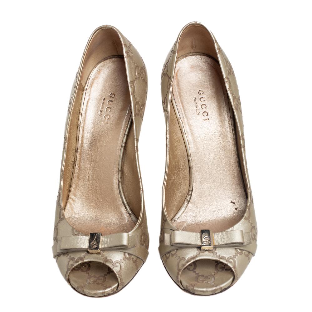 Gucci Metallic Beige Guccissima Leather Peep Toe Bow Pumps Size 38 In Good Condition In Dubai, Al Qouz 2
