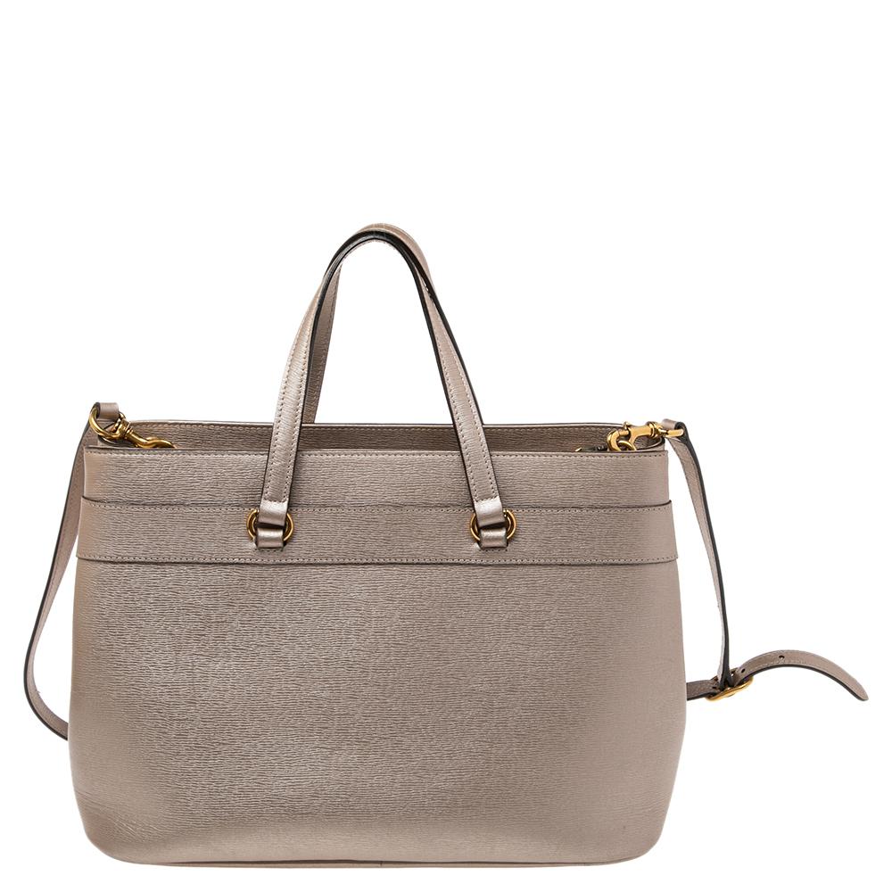This Bright Bit bag from Gucci proves that style can come in simple things too. Crafted from leather, this lovely bag features a canvas-lined interior, two top handles, and a long detachable shoulder strap. It is equipped with gold-tone hardware and