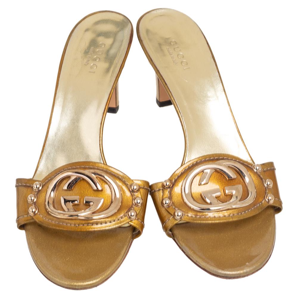 Gucci Metallic Beige PVC Slide Sandals Size 37.5 In Good Condition In Dubai, Al Qouz 2