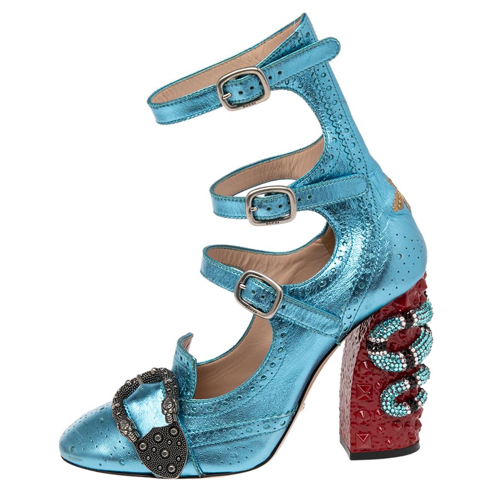 Gucci te trae estos zapatos de salón que elevarán tu estilo al instante. Meticulosamente elaborados en Italia, están hechos de piel de calidad y se presentan en un tono azul metalizado. Tienen puntera redonda, detalles de brogue, una hebilla
