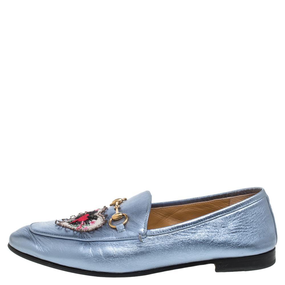 Exquisite and well-crafted, these Jordaan Gucci loafers are worth owning. They have been crafted from leather and they come flaunting a metallic blue shade with the signature Horsebit details and embroidered heart patches on the uppers. Endowed with