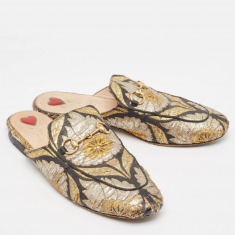 Este popular par de mules de Gucci queda aún mejor en los pies. Los zapatos tienen un elegante diseño confeccionado en tejido brocado, rematado con el icónico Horsebit.