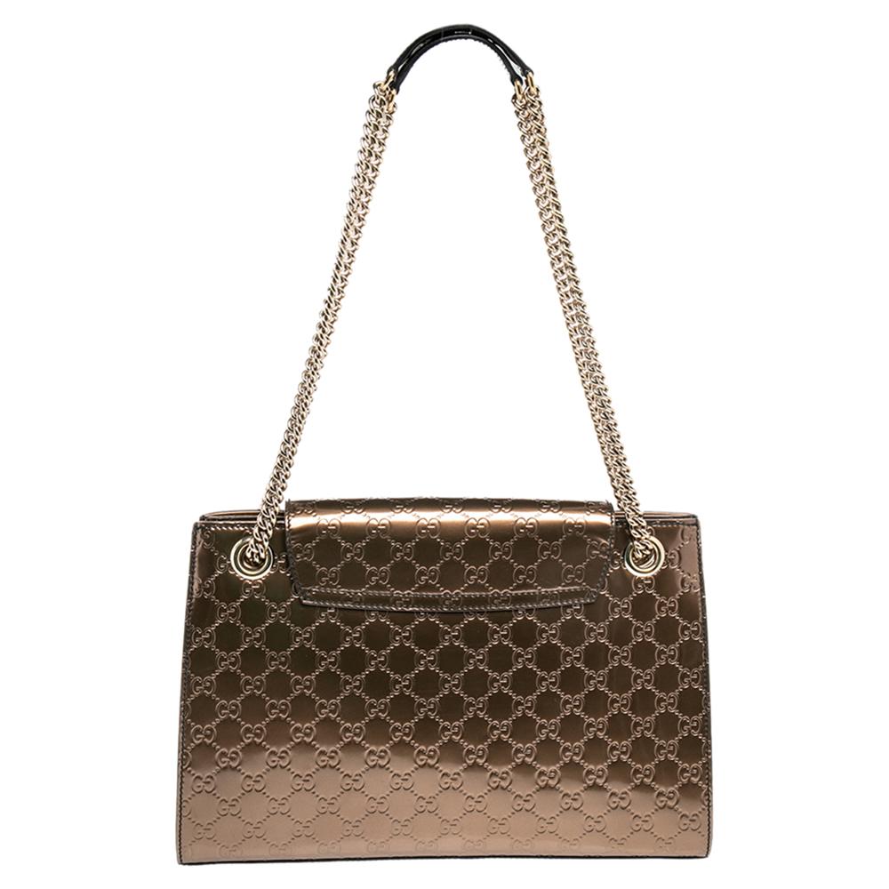 Gucci's handbags are not only well-crafted but are also coveted because of their high appeal. This Emily Chain shoulder bag, like all of Gucci's creations, is fabulous and closet-worthy. It has been crafted from Guccissima patent leather and styled