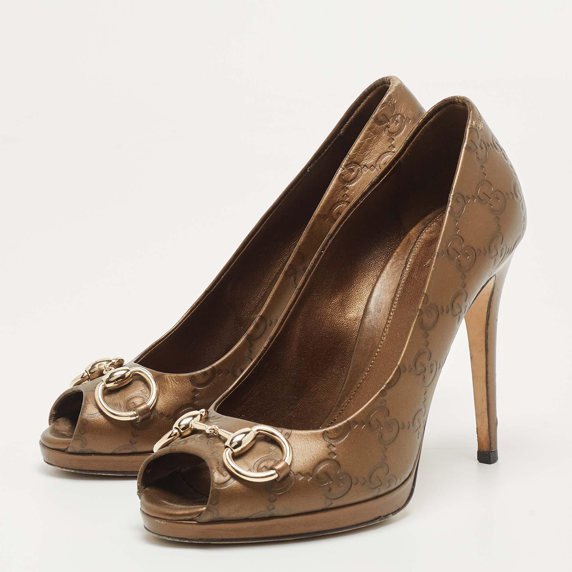 Haz una declaración de estilo chic con estos zapatos de salón de diseño. Presentan tacones robustos y suelas duraderas, ¡perfectos para tus salidas a la moda!