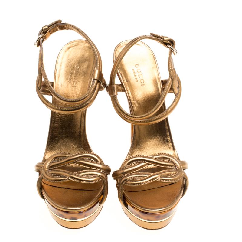 Trust Gucci to make you look ultra stylish and glam up your look with these bold Orchid sandals. The metallic bronze sandals are crafted from leather and feature an open toe silhouette. They flaunt twisted vamp straps and buckled ankle fastenings.