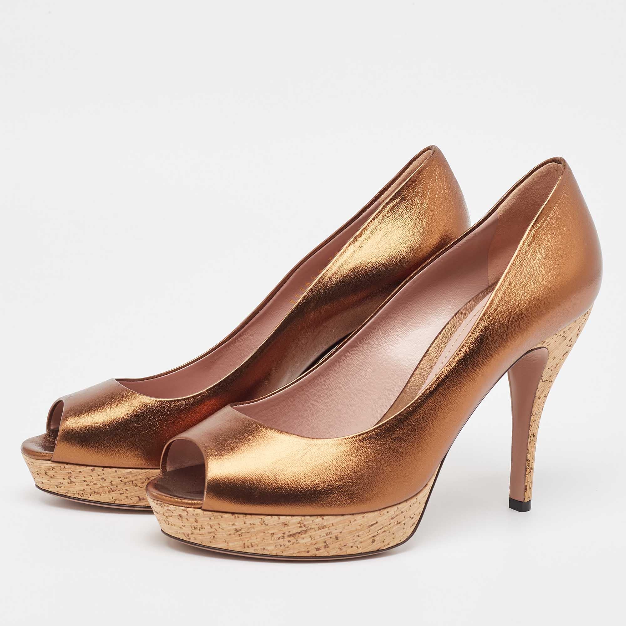 Sfoggiate uno stile elegante con questo paio di décolleté. Queste scarpe eleganti sono realizzate con materiali di qualità. Sono montati su suole resistenti e tacchi eleganti.