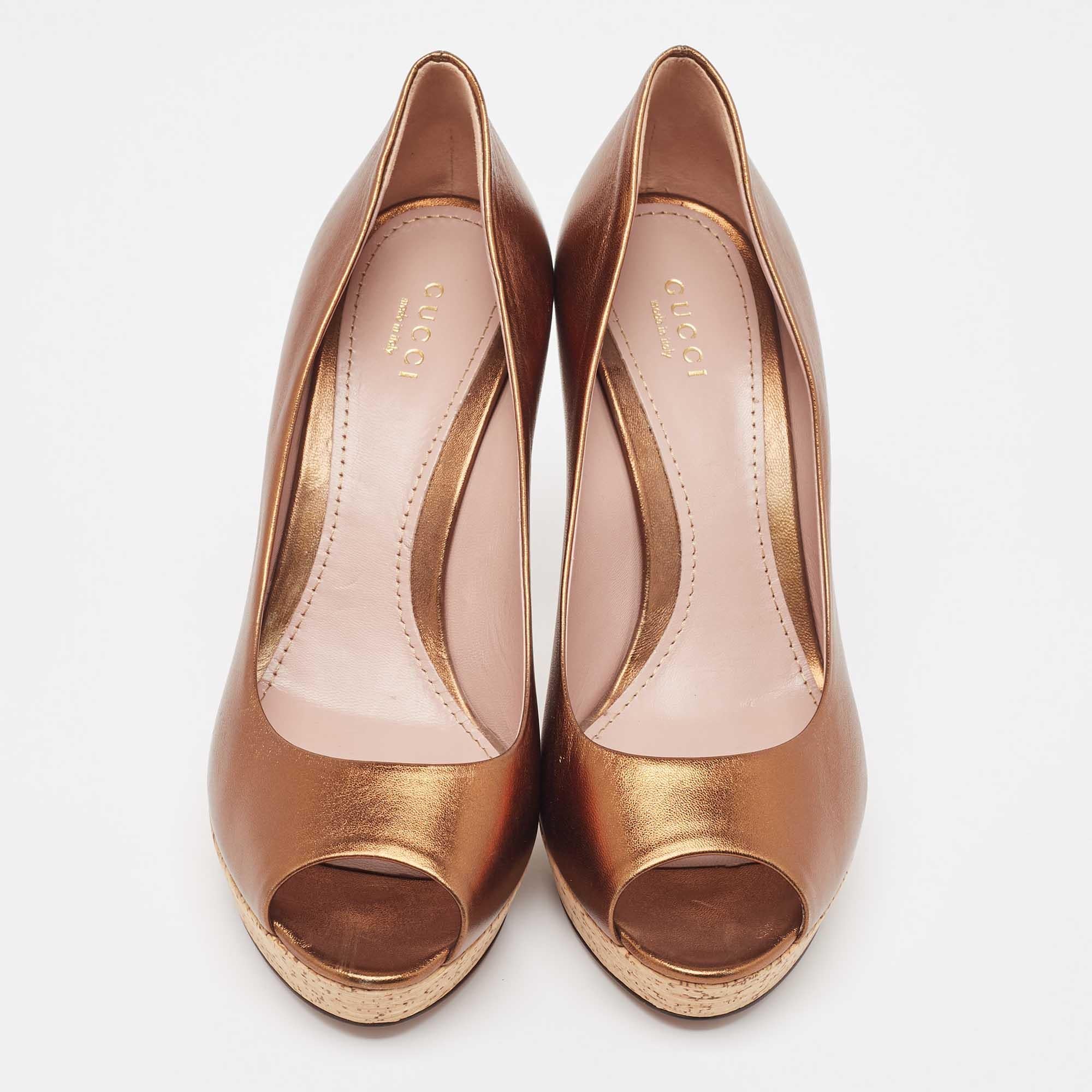 Marrone Gucci, pelle metallizzata bronzo, punta aperta con plateau, taglia 38.5