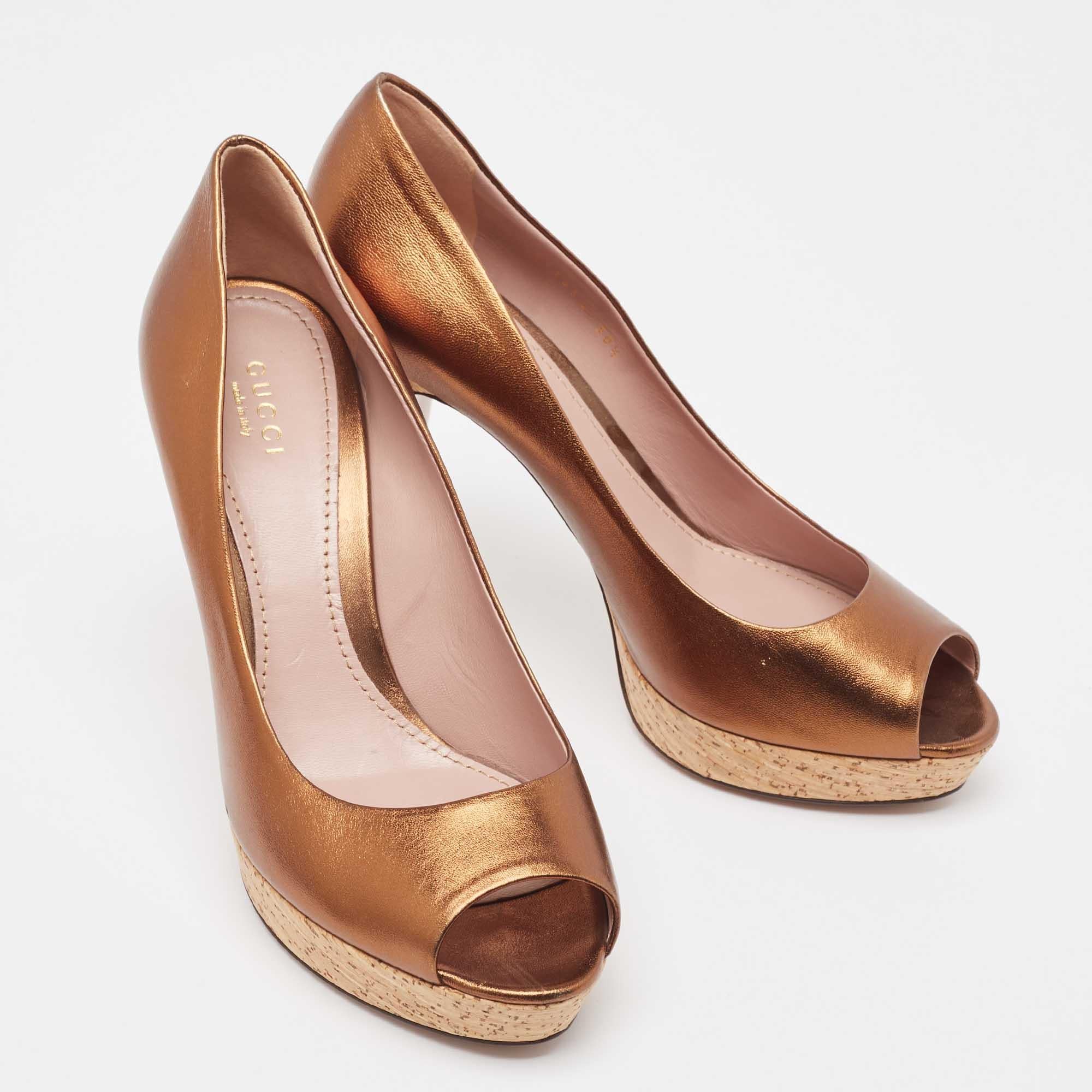 Gucci, pelle metallizzata bronzo, punta aperta con plateau, taglia 38.5 In condizioni ottime a Dubai, Al Qouz 2