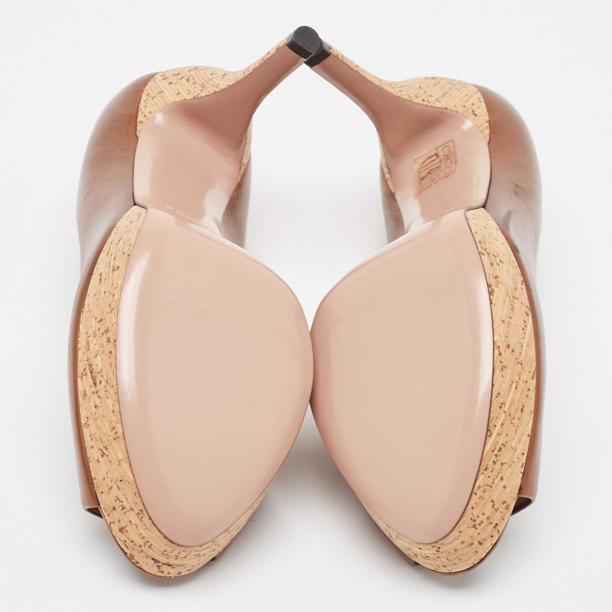 Gucci, pelle metallizzata bronzo, punta aperta con plateau, taglia 38.5 1
