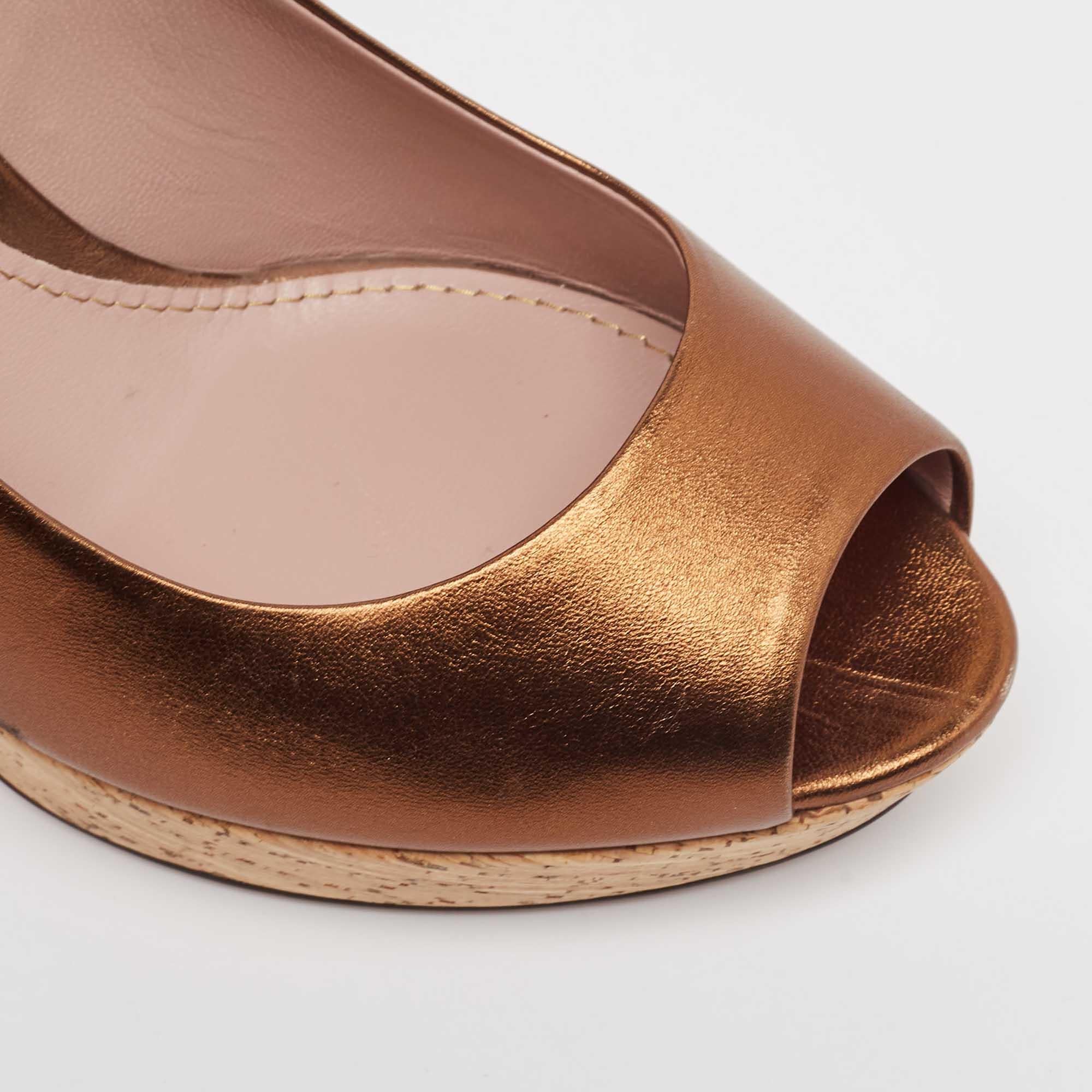 Gucci, pelle metallizzata bronzo, punta aperta con plateau, taglia 38.5 2
