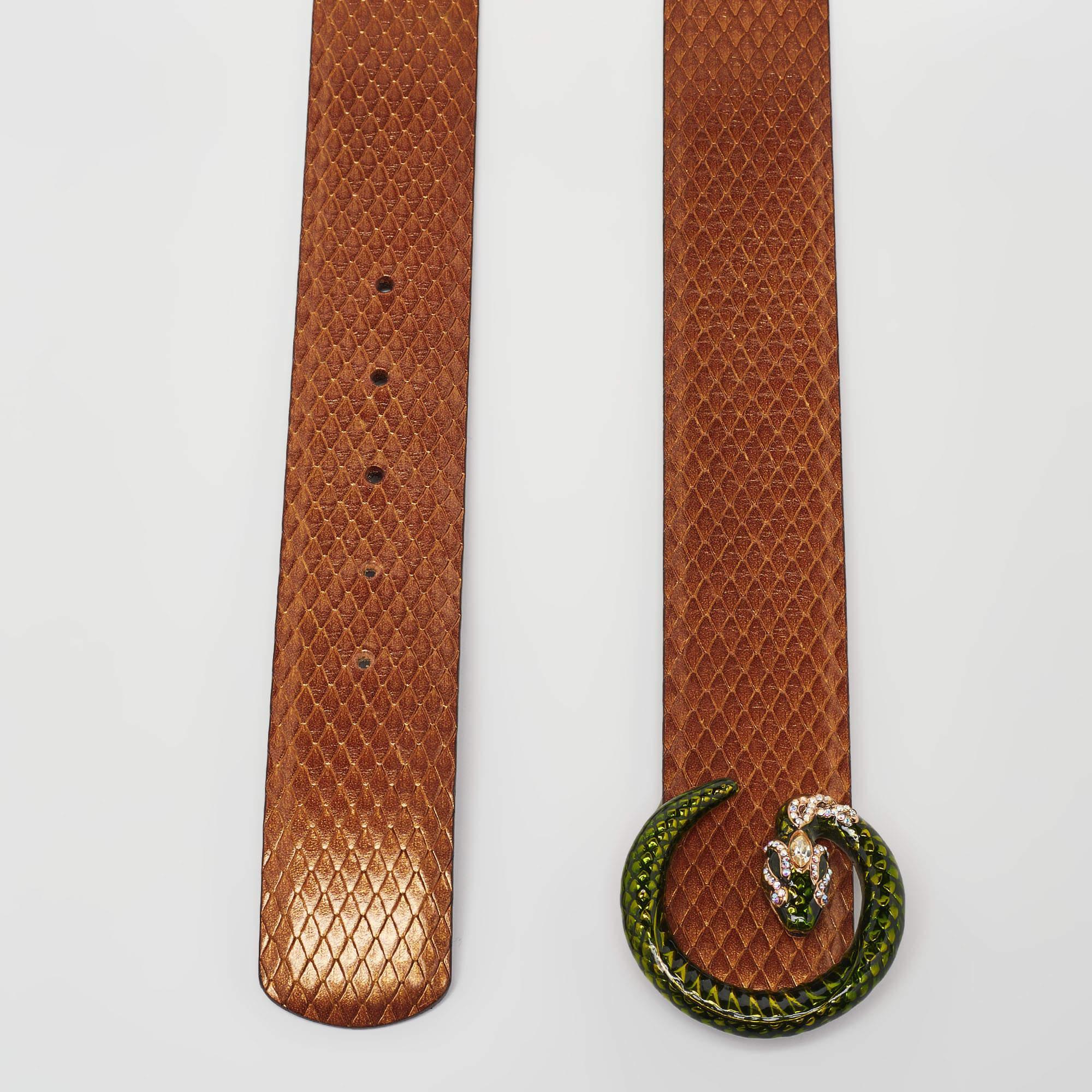 Elevate your style quotient with this Gucci belt. Crafted to perfection, it exudes sophistication and luxury, making it the ultimate accessory for those who demand both quality and fashion.

