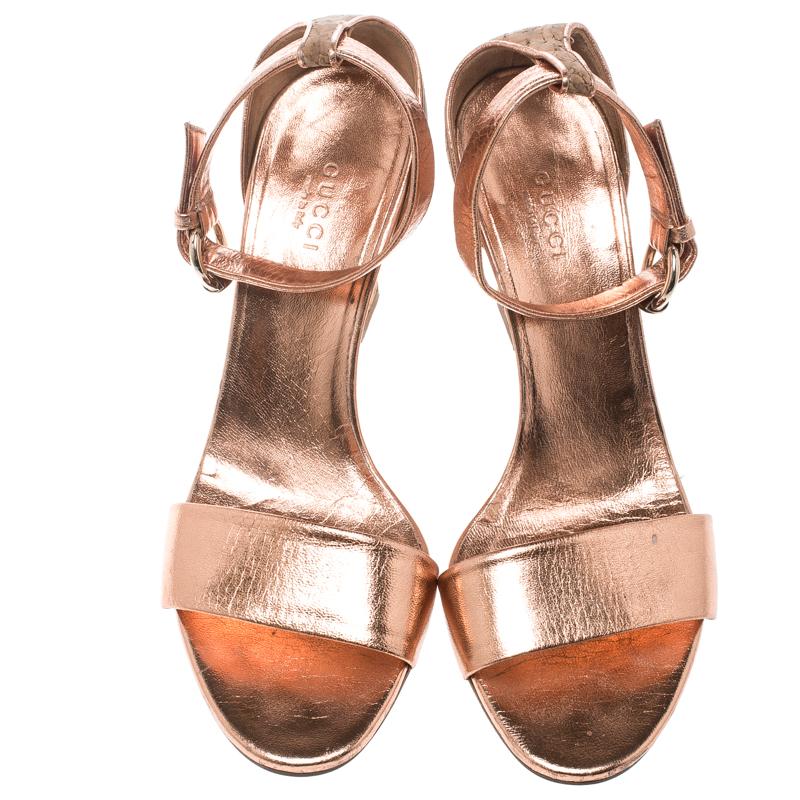 Very stylish and sophisticated, these Santander sandals from Gucci will be an amazing addition to your collection. These metallic copper sandals are crafted from leather and feature an open toe silhouette. They flaunt singe vamp straps and buckled