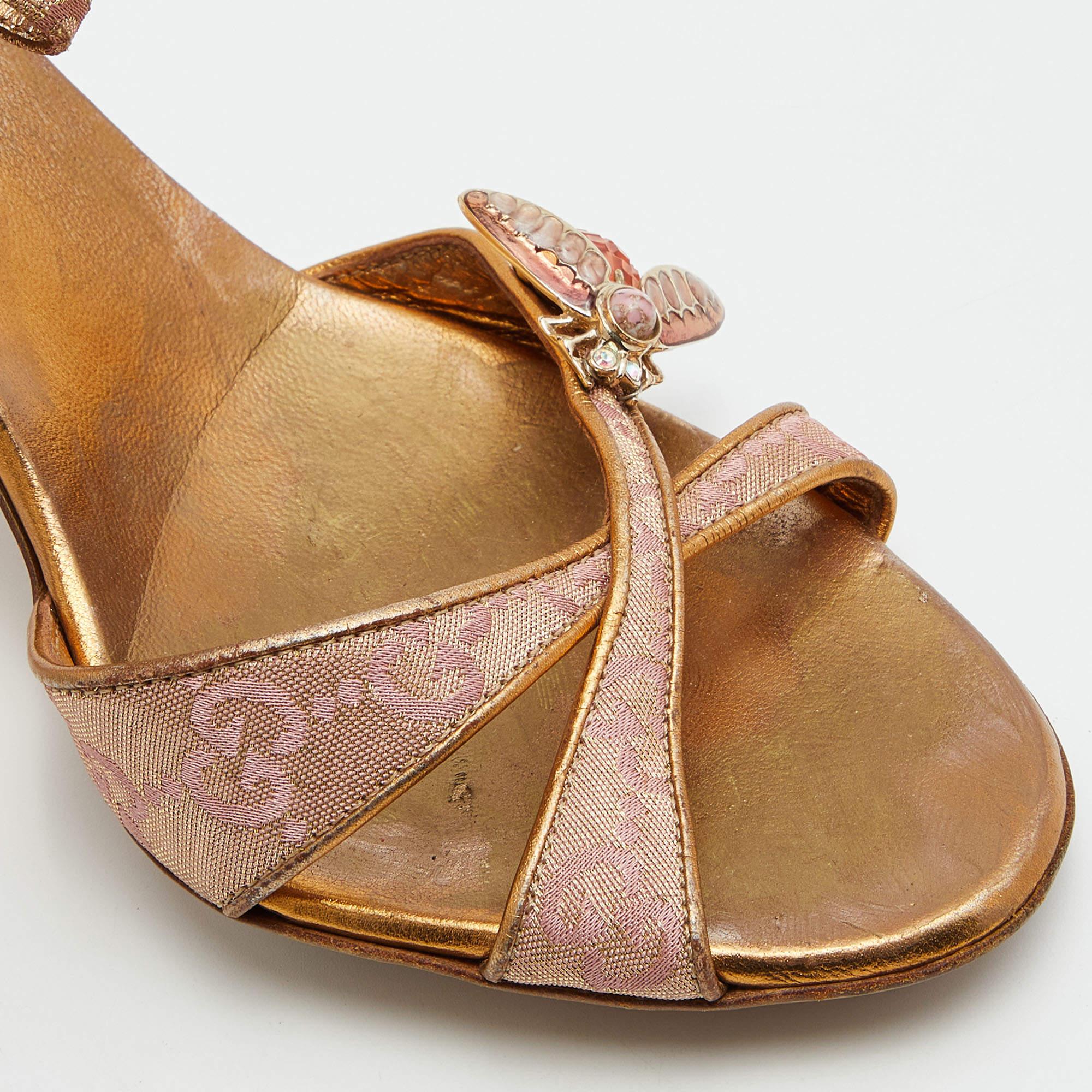 Gucci Metallic Gold Brocade Fabric Bee Embellished Ankle Strap Sandals Size 37 For Sale 3