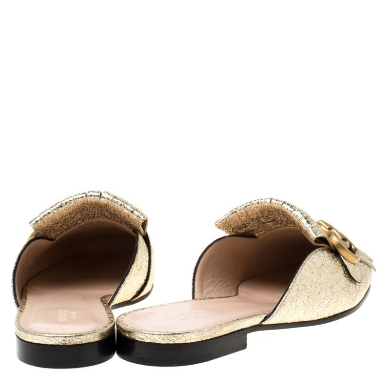 Gucci Metallic Gold Craquelé Marmont flache Pantoletten aus Leder mit Fransen Größe 39,5 im Zustand „Neu“ in Dubai, Al Qouz 2