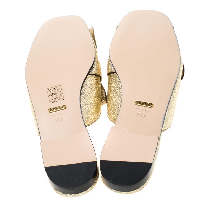 Gucci Metallic Gold Craquelé Marmont flache Pantoletten aus Leder mit Fransen Größe 39,5 Damen