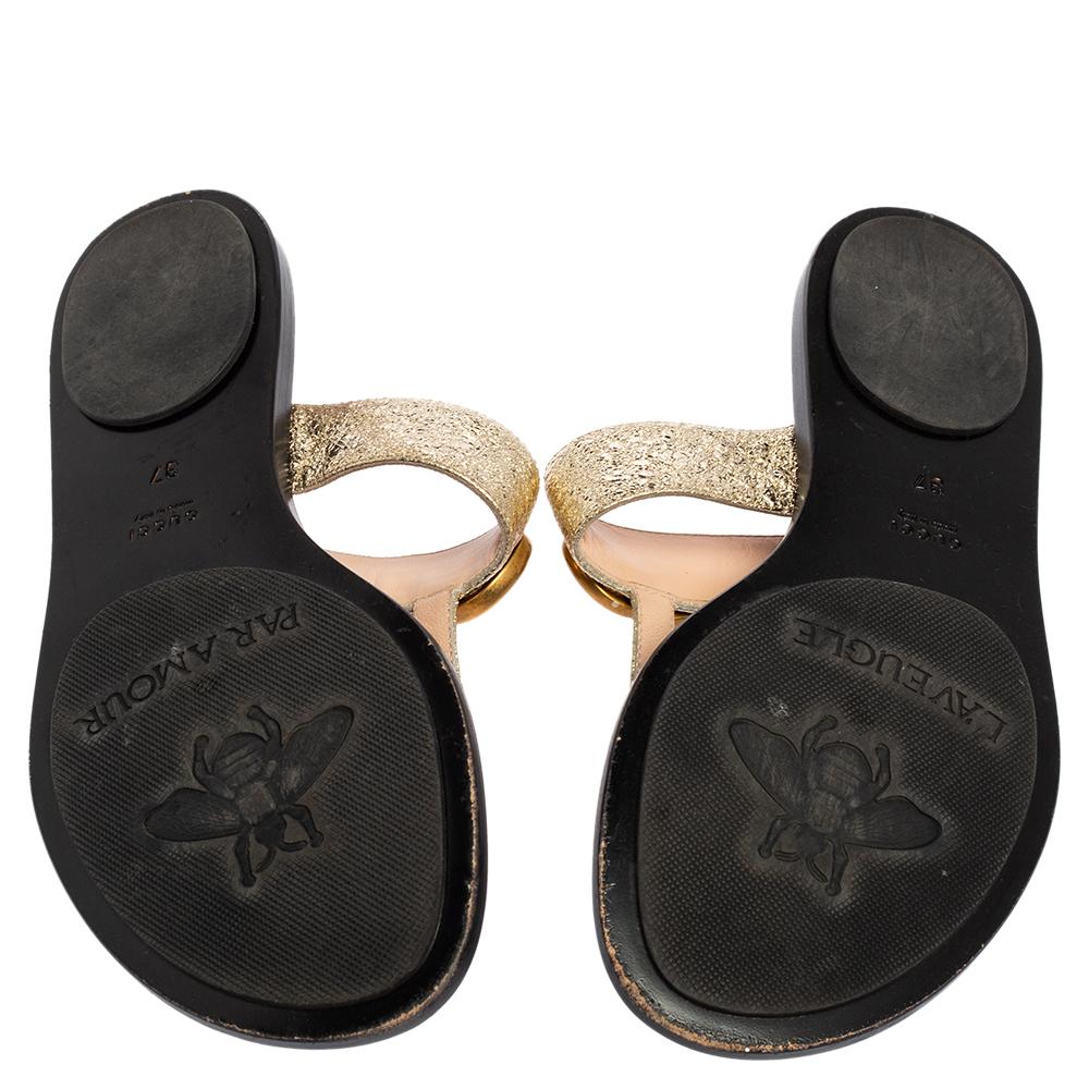 Gucci Metallic Gold Crinkled Leather GG Marmont Thong Sandals Size 37 In Good Condition In Dubai, Al Qouz 2