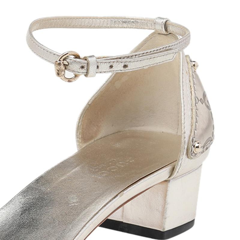 Gucci Metallic Gold GG Leather Ankle Strap Sandals Size 36.5 In Good Condition For Sale In Dubai, Al Qouz 2