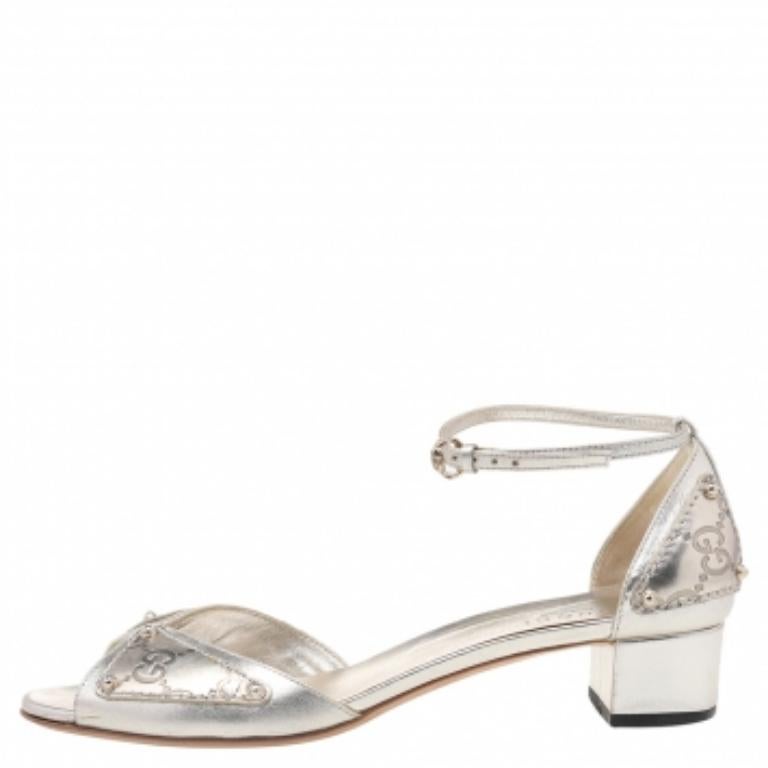 Sandalias con correa en el tobillo de cuero GG dorado metalizado de Gucci talla 36.5