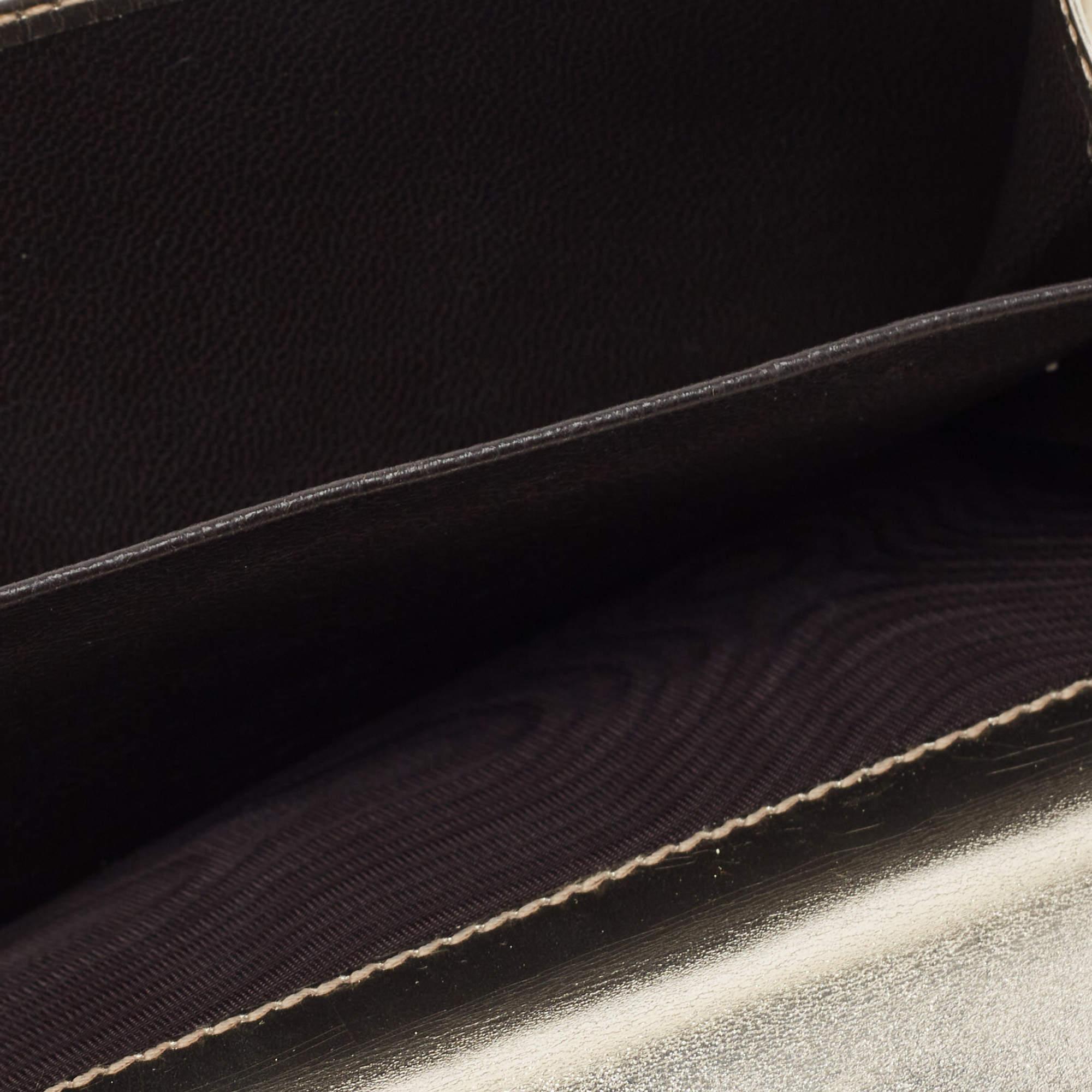 Designed to perfection and crafted from Guccissima leather, this wallet can be your go-to accessory. Bringing elegance and class to your daily style, this metallic gold wallet from Gucci is stylish and convenient. It is a wise buy.