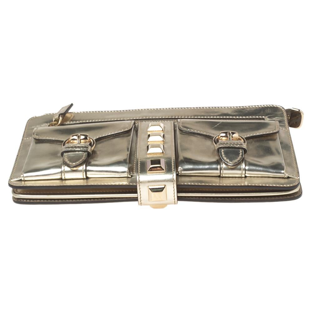 Women's Gucci Metallic Gold Laminate Leather Studded Evening Wristlet Clutch For Sale