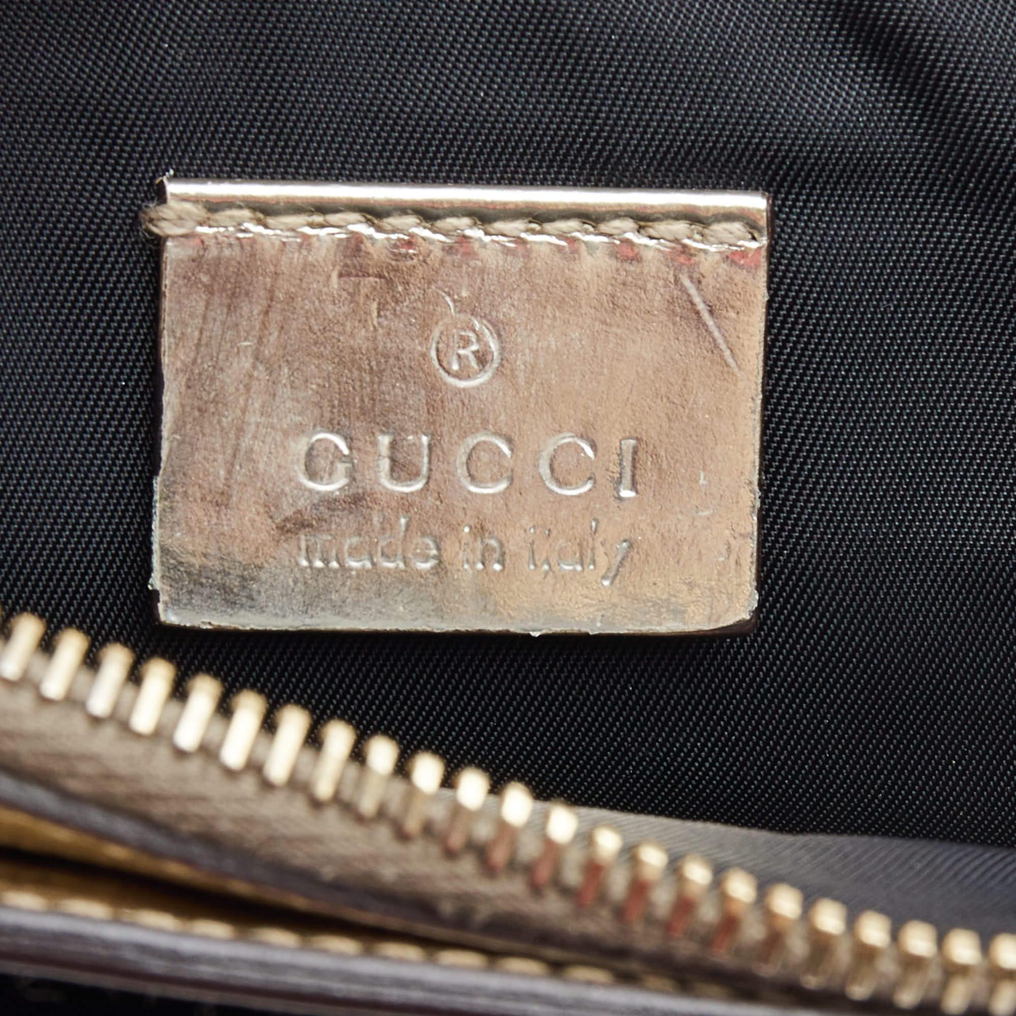 Gucci Metallic Gold Laminat Leder Nieten Abend Handgelenkstasche Clutch im Angebot 2
