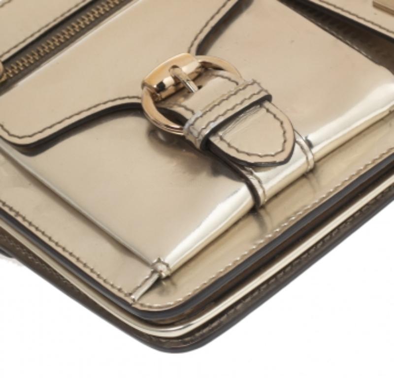 Gucci Metallic Gold Laminate Leather Studded Evening Wristlet Clutch (Pochette de soirée en cuir laminé métallisé) en vente 2