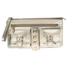 Gucci Metallic Gold Laminate Leather Studded Evening Wristlet Clutch (Pochette de soirée en cuir laminé métallisé)