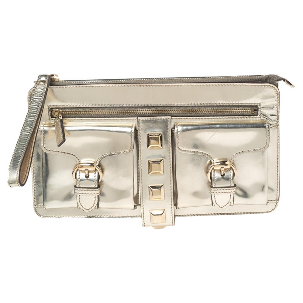 Gucci Metallic Gold Laminat Leder Nieten Abend Handgelenk Clutch im Angebot