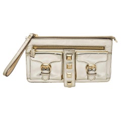 Gucci Metallic Gold Laminate Leather Studded Evening Wristlet Clutch (Pochette de soirée en cuir laminé métallisé)