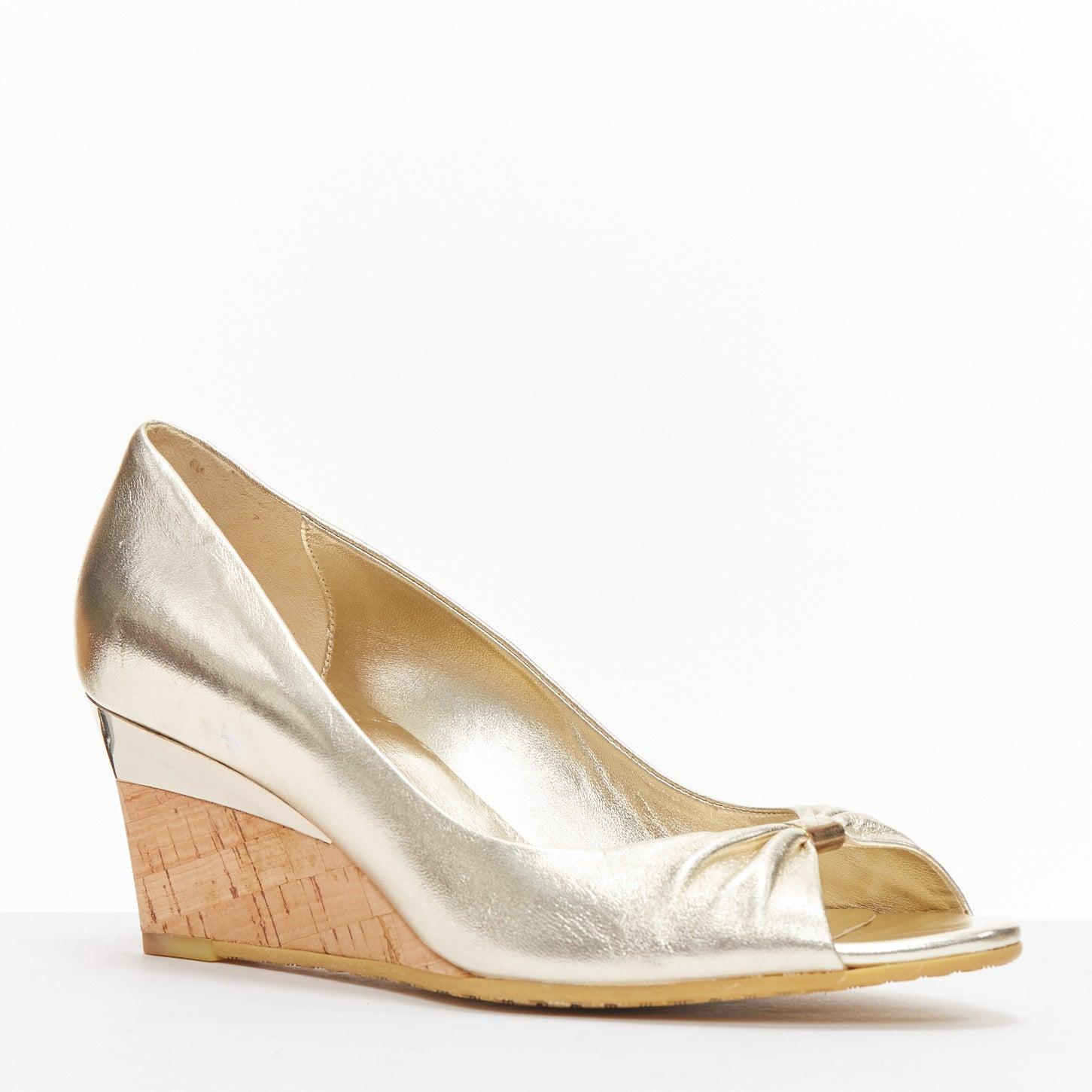 GUCCI metallic gold leather bow open toe cord metal wedge mid heel EU36.5
Reference: CELG/A00361
Brand: Gucci
Material: Leather, Cork
Color: Gold, Brown
Pattern: Solid
Extra Details: Metallic gold upper. Ruched bow detail o[pen toe. Gucci embossed