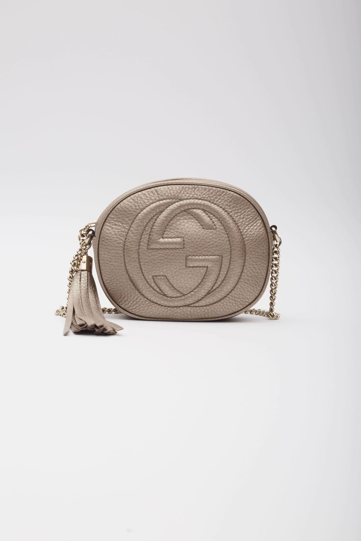 Mini bolso cruzado Soho Disco de piel dorada metalizada Gucci en Excelente estado para la venta en Montreal, Quebec